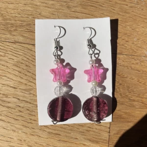 Rosa örhänhen - Superfina handgjorda rosa örhängen💗 De är helt nya och oanvända eftersom jag har gjort dem själv💞⭐️ ca 5-6 cm långa 💗