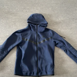 nike tech fleece mörk blå  - säljer min tech fleece då den har blivit för liten priset kan diskuteras 