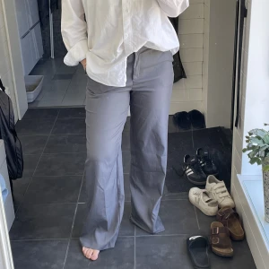 Nakd x Elin warn kostymbyxor  - Säljer ett par gråa kostymbyxor från NA-KD x Elin Warn✨ strl: 40 ✨ 200kr plus frakt