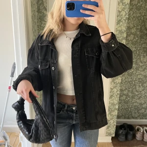 Jeansjacka från Zara 🌸 - Säljer nu min jättefina jeansjacka från en gammal kollektion från Zara i storlek M 🌸i fint skick! BUD FRÅN 250, hon som la 670 svarar inte!