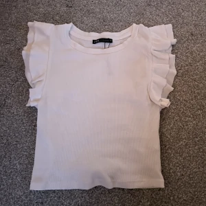 Linne - Fint vitt linne från zara i bra skick Använd 1-3 gånger då den är för liten för mig! 💕Köparen står för frakten!