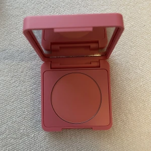 Caia - Caia blush färgen troublegum
