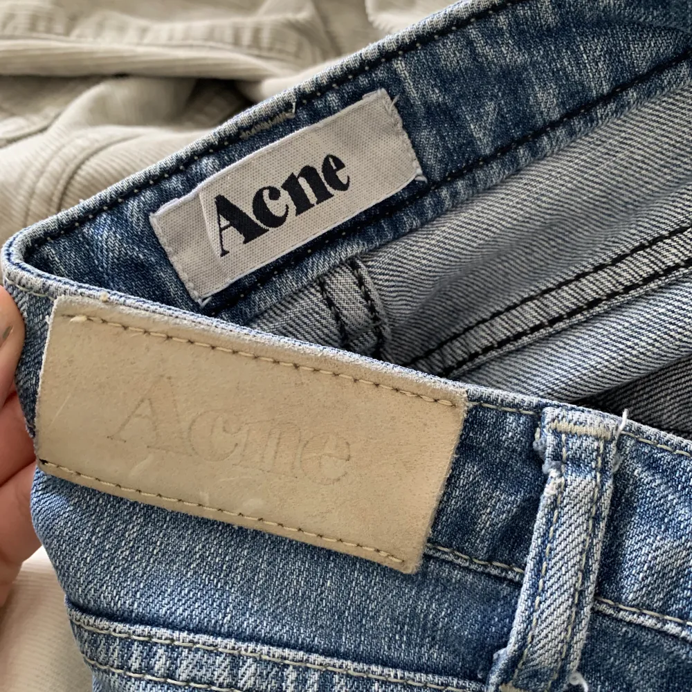 Säljer dessa acne jeans, är 169💗 har klippt en slits längst ned. Jeans & Byxor.
