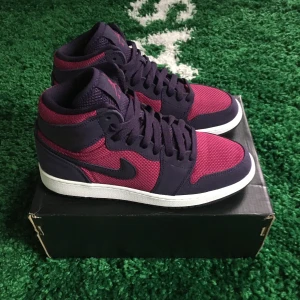 Air jordan 1 high true berry (GG) - Size US 5Y = EU 37,5. Condition 9,5/10. All original. Please send a message before buying.