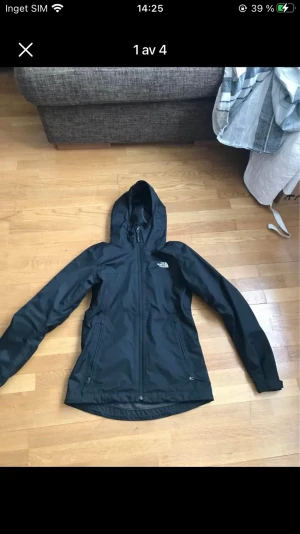 Northface regn/vind jacka - Hej, säljer min northface jacka, knappt använd. Storlek xs
