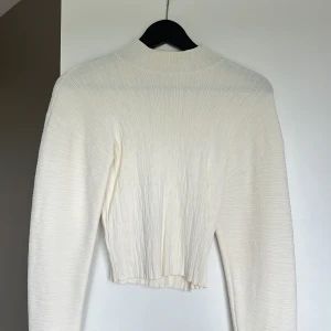 Topp - Topp i cremevit från HM i storlek XS. Använd en gång så i nyskick. 