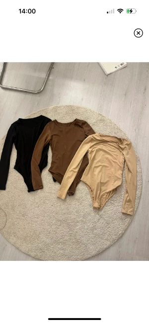 Body - Säljer 3 stycken Bodies då de ej kommer till användning. Finns i beige, brun och svart. Storlek m. Aldrig använda. stretchigt material. 120kr styck eller alla för 300kr