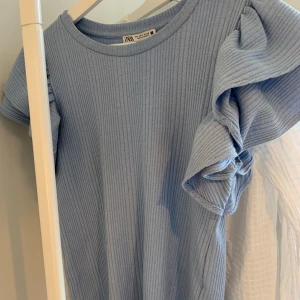 Topp med volanger  - Blå topp som är lite ribbad med volanger, storlek S ❤️Jättefint skick! 