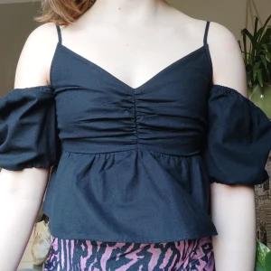 Svart linne - Jättefint svart linne med puffärmar. Köpt från H&M förra sommaren, annvänd 1 gång. Storlek 38, axelbanden går att reglera💕
