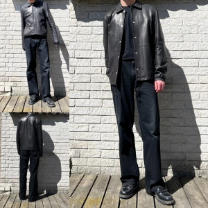 BLK DNM SKINNJACKA I NAPPALÄDER - Supermjukt nappa-skinn. Storlek S rak passform. Skulle säga att den passar både dam & herr tack vare de elastiska muddarna i ärmarna & de åtdragbara snöret längst ner i linningen. Går att använda croppad eller utsläppt. Avklippt tvättlapp. (Se bilder)