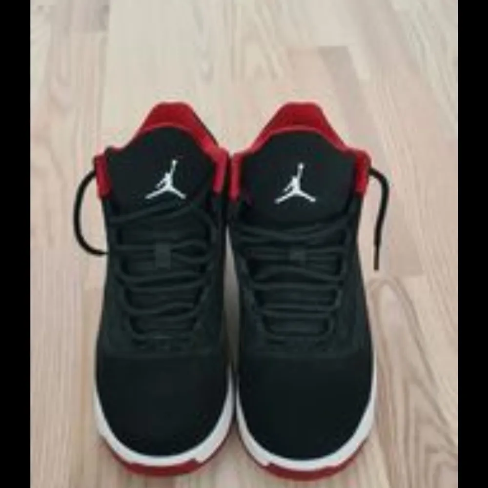 Nike Jordan Max Aura 2, stl 38, röda/vita, i super fint skick. . Skor.
