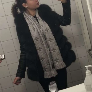 Äkta Pälsväst från Garoff - Västen är i bra skick. Kommer inte att frakta varan, kan endast mötas upp någonstans i Stockholm.