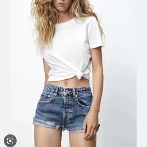 Zara mid rise jeans shorts  - Helt nya jeansshorts med lappen kvar i stl 32 från zara.🫶🏼