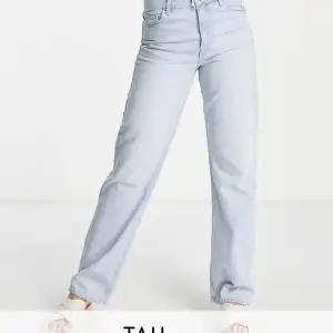 Superfina jeans i en ljusblå färg. De är köpta på Asos. Använda ett fåtal gånger. Säljer Pga att de tyvärr lite stora. De är storlek 38 men passar en 40/42 bättre. Perfelt i längden mig om är 175. 🫶🏼 