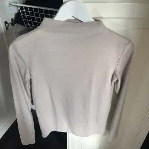 Super skön tröja från zara som endast e testad! Säljer då den var för liten och har inga bilder på då den ej passar❤️