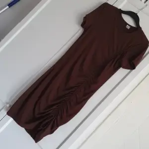 Brun klänning från H&M.  Använd 1 gång. 