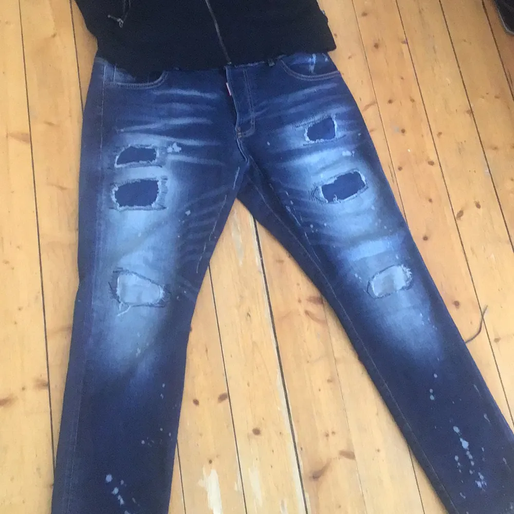 Ett par dsquared2 jeans aldrig använda. Dsquared påse ingår ! Phillip plein kofta me rinestones helt ny !. Jeans & Byxor.