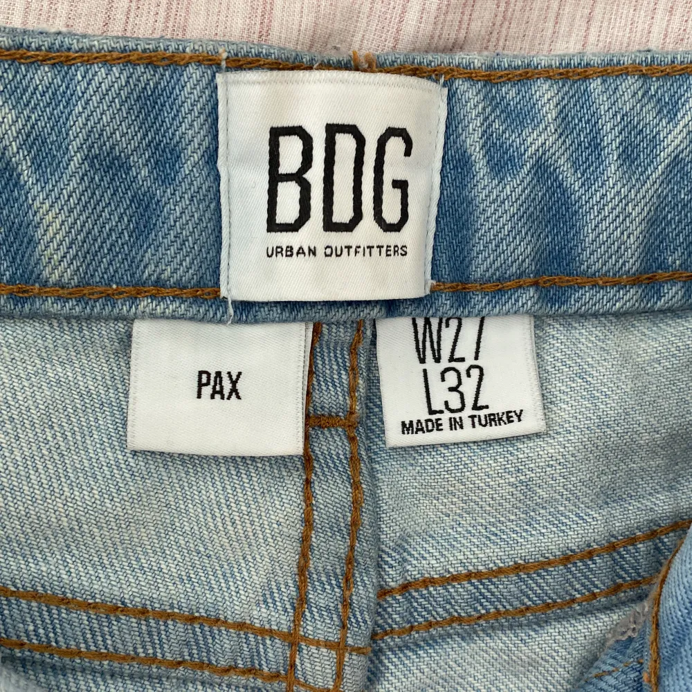 Ljusblå jeans från Urban Outfitters, säljer pga ingen användning, perfekt skick. Skriv privat för frågor eller bilder 💕 Diskuterar inte pris.. Jeans & Byxor.