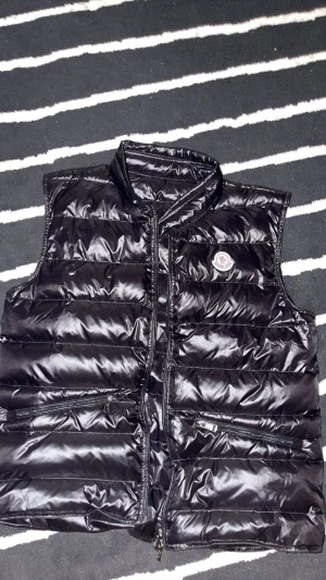 Moncler Väst - Denna västen är oanvänd helt ny inga skador. NFC funkar. Betalar för frakten.