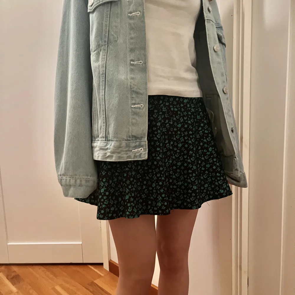 Superfin svart/grön blommig kjol med inbyggda shorts! I riktigt bra skick och helt perfekt till sommaren!🌷. Kjolar.
