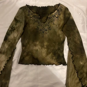 Långärmad y2k topp i strl S - Jättefin kortare långärmad topp! Aldrig använd, endast testad. Stretchigt material och vida ärmar med detaljer. 