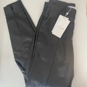 Säljer ett par helt nya leggings ifrån Vila i strechigt material. Tight passform och har normal midja med ett brett resårband. Byxorna har även slitsdetalj på insidan och dekorsöm på framsidan. Hör gärna av dig om fler bilder eller detaljer önskas?😊