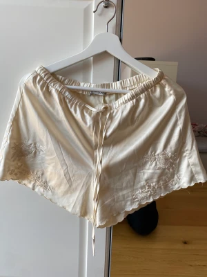 Snygga sov shorts - Dom är lite stora men dena band går att spänna vilket får det att funka ändå