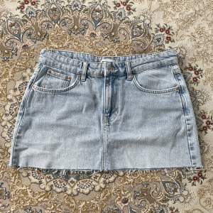 Jeans kjol från Ginatricot  Highwaist, aldrig använd.  Storlek: 38