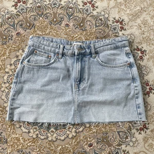Jeans kjol  - Jeans kjol från Ginatricot  Highwaist, aldrig använd.  Storlek: 38