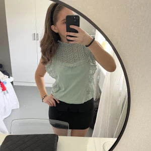 Blus mango - Jättefin blus/topp från mango med prislappen kvar! Osäker på om jag vill behålla den eller ej!!