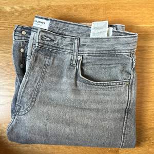 helt oanvända jeans  Ljus gråa jeans  33/34
