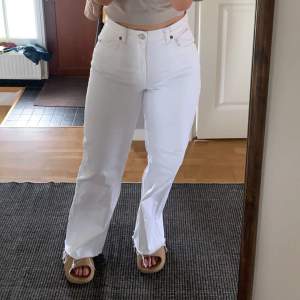 Ett par vita jeans ifrån zara i storlek 40 men sitter som en 38, använda 2 gånger så dom är som nya 💜köparen står för frakt
