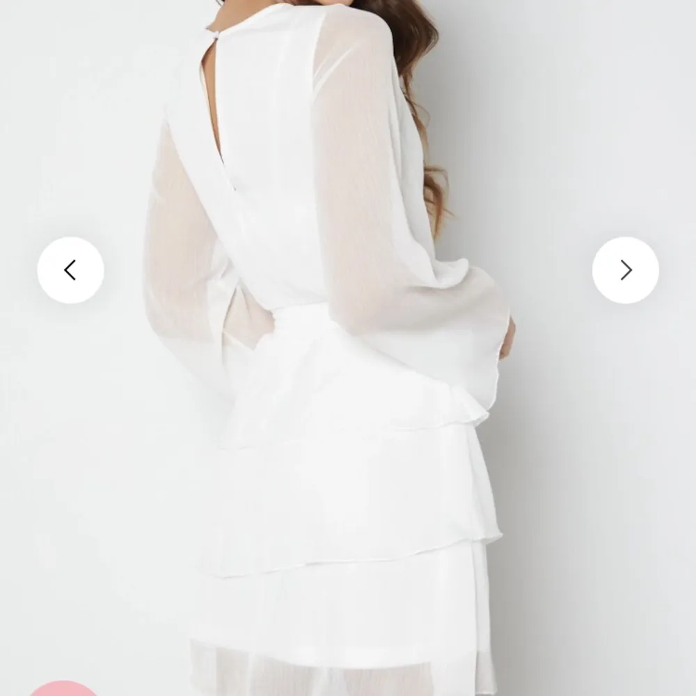 Säljer en helt ny studentklänning då returtiden har gått ut, enbart testad.  Nypris 599kr Från bubbleroom ”Alina Frill Dress White” Storlek 38. Klänningar.