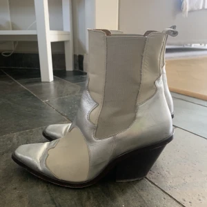Cowboy boots - Säljer dessa klackar från other stories, tecken på användning finns💗