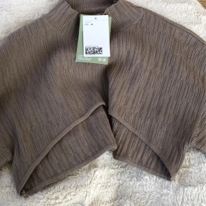 Bolero - Jätte fin bolero från hm som aldrig är använd(prislapp är kvar). Den är i storlek M men passar även en S, man ska ha en tröja under, sjukt snyggt till ett par lågmidjade byxor🫶🏼 Köpt för 250kr