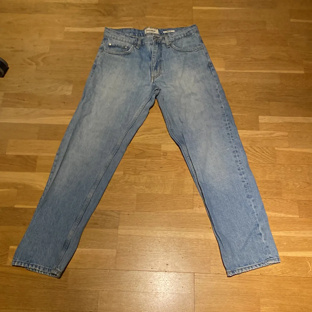 Snygga blå jeans i bra skick. Storlek EUR 38, passar bra på 165-175 cm. Köpare står för frakt. Jeans & Byxor.