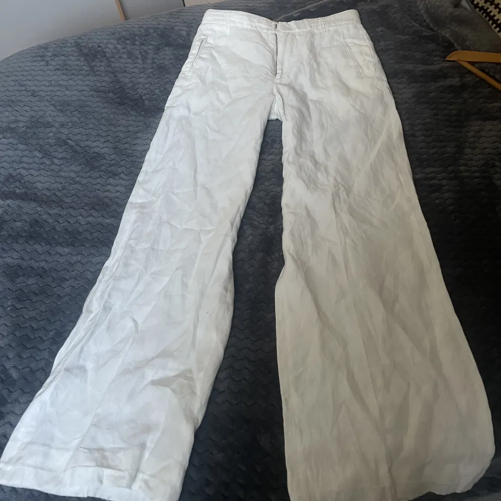 SÅ fina linnebyxor från whyred som jag tvingas sälja då dom inte längre passar. Fungerande fickor både fram och bak💗(inköpspris 900). Jeans & Byxor.