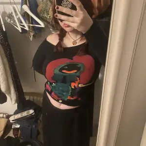 Jättefin tröja i bra skick från desigual 🩷 lite off-shoulder i modellen, och jag skulle säga att den passar allt från en S-L då den är justerbar vid axlarna! För referens så bär jag en storlek medium/large i vanliga fall men har stor byst 🫶 