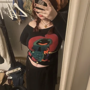 Desigual-tröja - Jättefin tröja i bra skick från desigual 🩷 lite off-shoulder i modellen, och jag skulle säga att den passar allt från en S-L då den är justerbar vid axlarna! För referens så bär jag en storlek medium/large i vanliga fall men har stor byst 🫶 