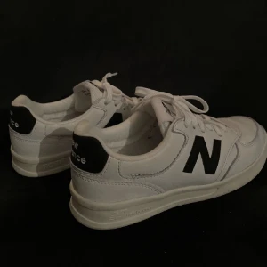 New Balence sneakers - Skitsnygga populära Nee Balance sneakers som passar till allt! Jag säljer dom pga de inte kommer till så stor användning. Nyskick:)   Köpta för 1095kr  Pris kan diskuteras om du har ett annat förslag:)