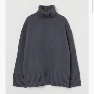 stickad tröja - Säljer denna stickade tröja som verkligen ör så snygg! inga defekter och mycket sparsamt använd❤️