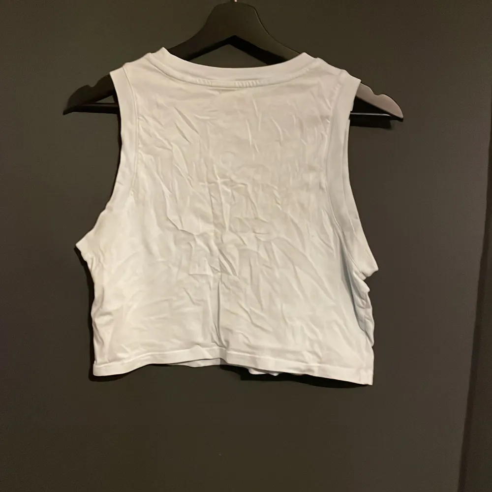 Säljer min Levis croptop, aldrig använt då den är för liten. Utmärkt skick Storlek: xs. Toppar.