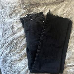 Svarta Flared jeans från Clockhouse i ett lite stretchigt material. De är slitna på botten men det är så de ska vara. Inga defekter förutom att texten på insidan är bortskrapad. Säljer dem de jag har ett par andra svarta jeans jag använder mer. 