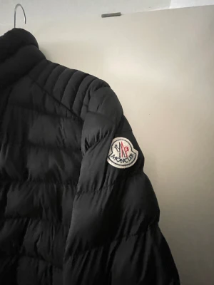 Moncler jacka - En tunn äkta moncler jacka vid storleken S/M. Skick 7/10
