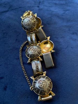 Armband  - Vackert guldfärgat armband med fina detaljer 