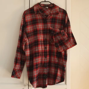 Skjorta  - Rutig mjuk skjorta.  Svart/röd/vit-rutig.  Lite oversize. 