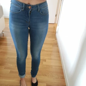 Blå Byxor  - Perfekta blå byxorna, tyvärr alldeles för långa på mig. 