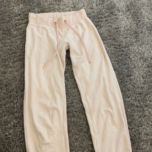 Lågmidjade sammetsbyxor - Säljer ett par ljus rosa lågmidjade sammets byxor ä, säljer pga för små 