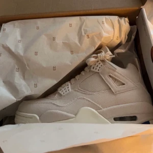 jordan 4 retro blank canvas  - säljer mina skitsnygga jordan fyror då dom tyvärr inte kommer till användning, endast använda 4-5 gånger så är i toppen skick. Nypris 4500