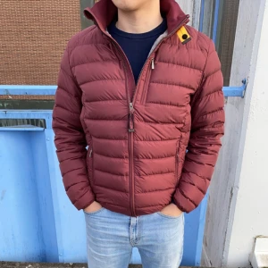 Parajumper jacka - Parajumper jacka, kostar 3,5 nypris. Säljer den för 1,8 för att den inte kommer till användning. Inga skador alls på jackan